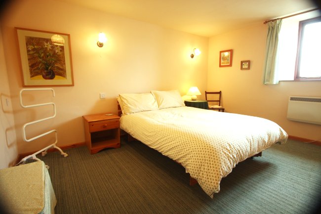 middle-cottage-double-bedroom.jpg