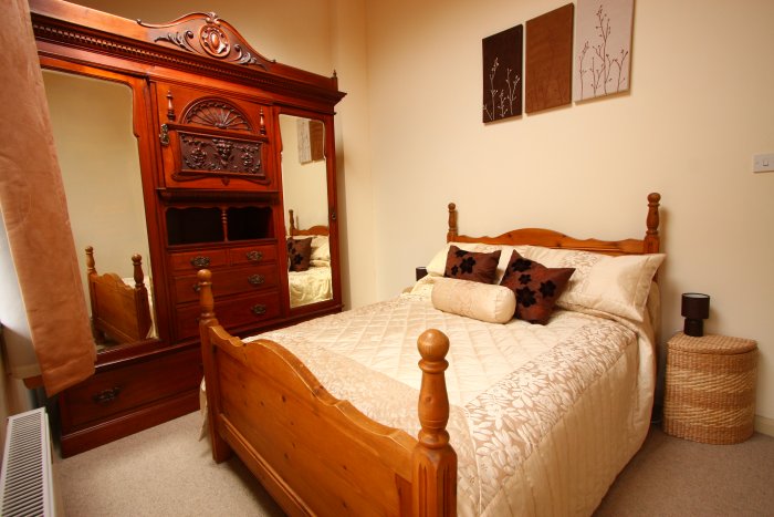 visit-pitt-park-main-bedroom.jpg