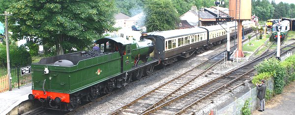 steam_engine_at_buckfastleigh_station.jpg