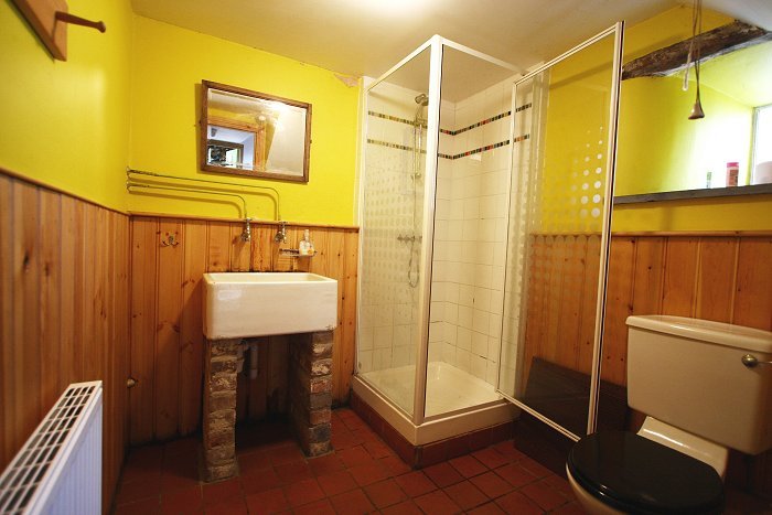 sparrowhawk-shower-room.jpg