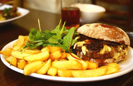 drewsteignton-drewe-arms-beefburger.jpg